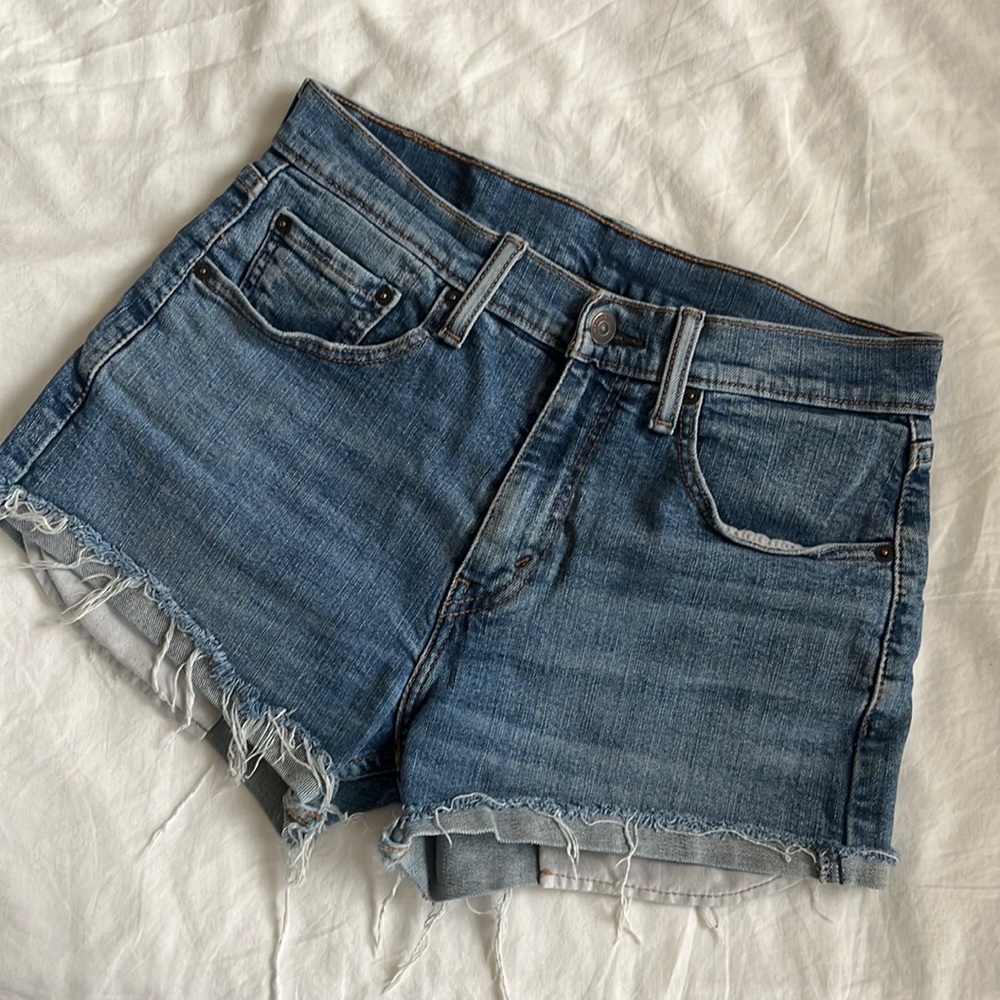 Levis cutoff Jean shorts with exposed pockets